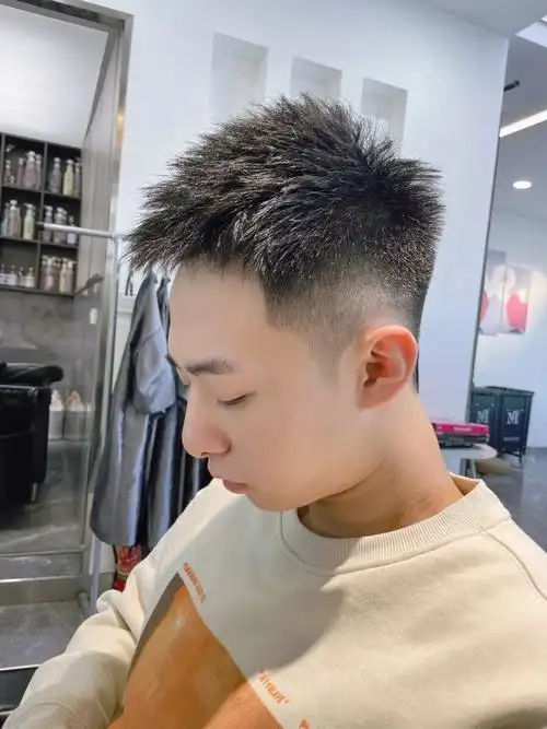 男生发型寸头留长尴尬期这样剪干净清爽