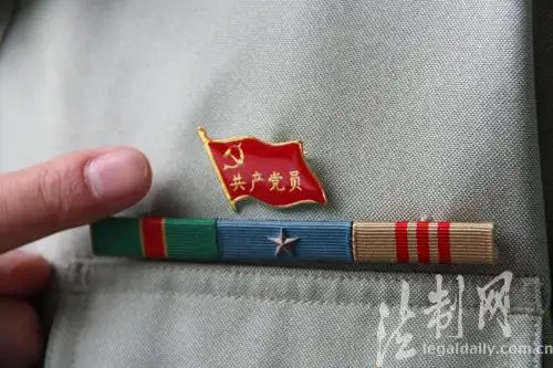 一枚党徽 一份担当-新华网