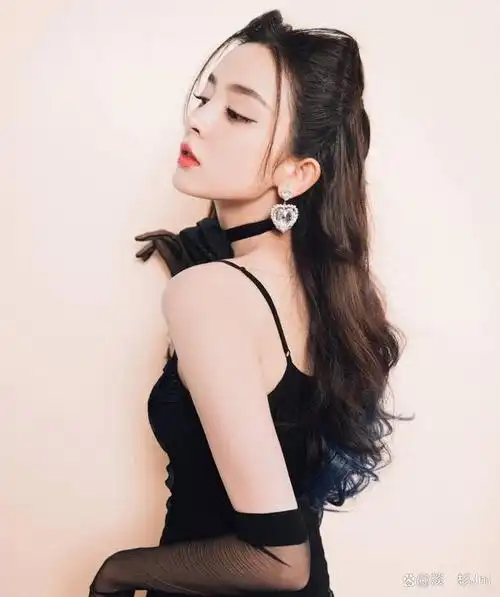 古力娜扎参加节目的造型照片曝光,一袭黑色吊带裙搭配可爱猫耳发型