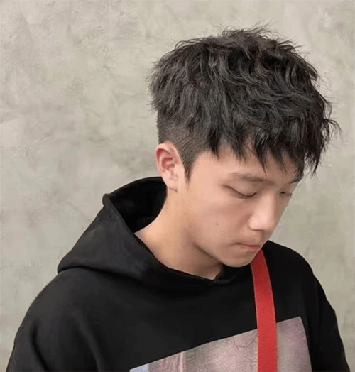 少年感十足烫发发型,帅气清爽,蓬松立体有型