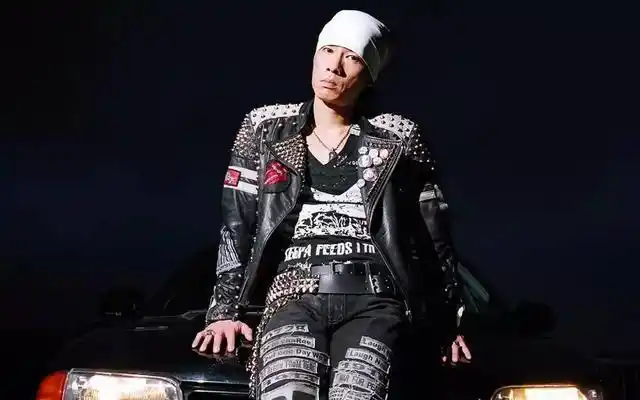 陈小春在《头文字d》里出演的角色名字叫须藤京一,是帝王车队的队长.