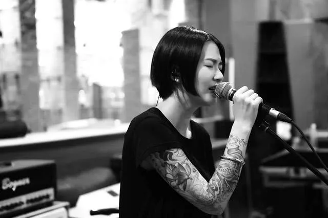 谭维维爆自己之前抽烟喝酒一直酷爱纹身从不后悔金星都佩服