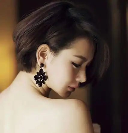 戚薇短发发型七这款短发和上一款相比风格截然不同,齐脖波波头短发