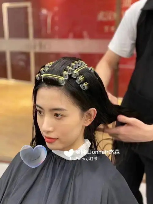 蓬松感才是王道弗在头顶的部分,取出可以修饰脸型的发量,再发根处增加