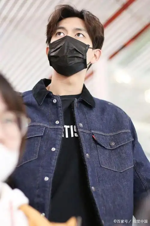 奶萌!李现摘口罩露宠溺微笑 牛仔look配中分发型清爽帅气
