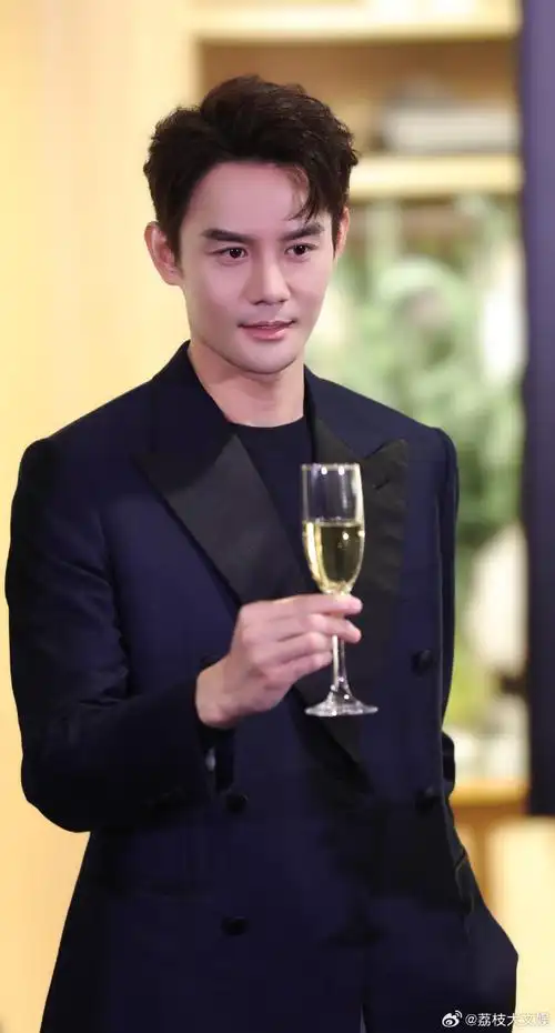 王凯求粉丝换个词夸##王凯 帅气听太多次了