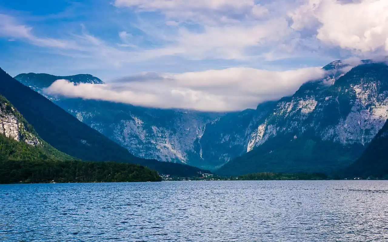 奥地利月亮湖唯美风景图片桌面壁纸