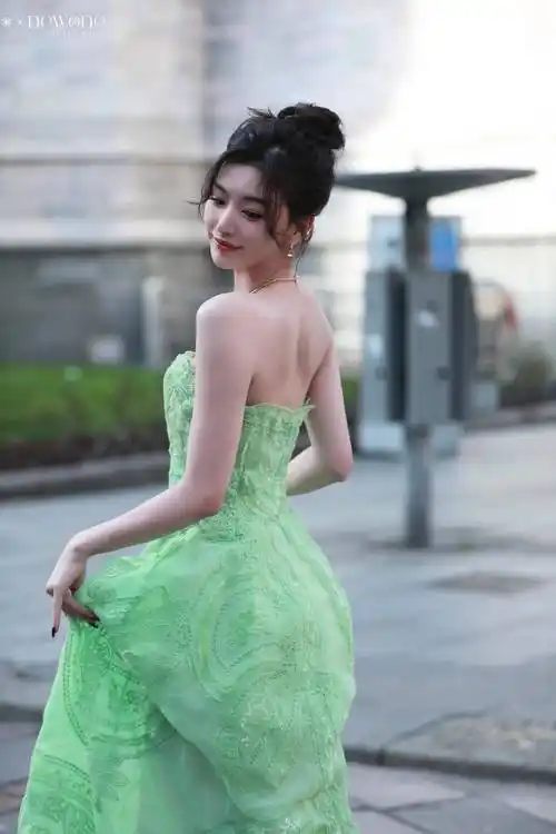 孔雪儿穿绿色抹身材镂空纱裙好惊艳,肤白貌国外色天香惹人爱_漂亮_女