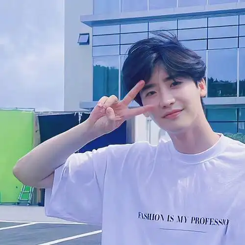 大帅哥的少年感要溢出屏幕啦,好爱这组头像,比耶太可爱了吧#李钟硕