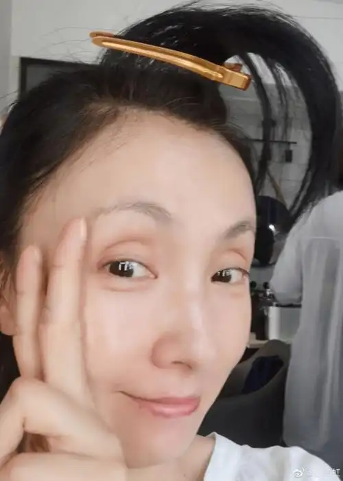 再看看小陶虹的素颜照,除了凹陷的眼窝略显岁月痕迹外,这皮肤状态真的