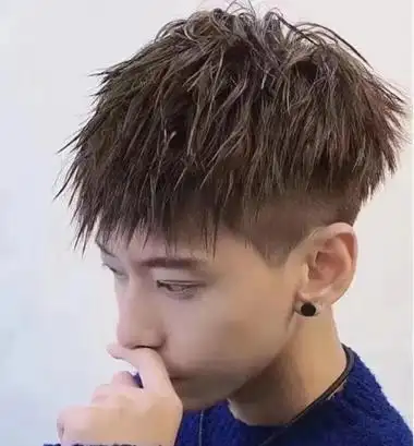 钢夹烫,流行的男生烫发之一,烫卷出来的头发空气感和卷度都随性自然.