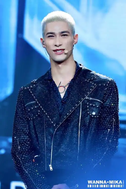 米卡 into1门面主唱