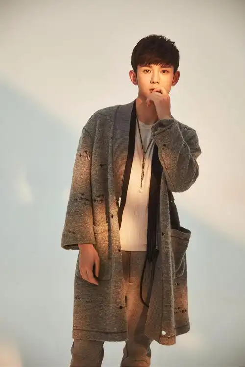 90后新生代偶像蓝博帅气写真图片