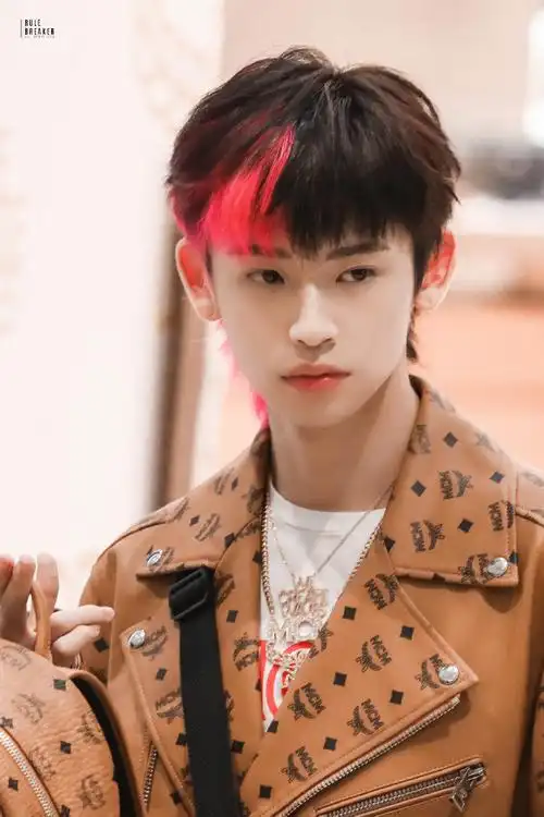 王琳凯成都品牌活动饭拍合集穿最帅的衣服做最奶的宝宝,小表情太可爱