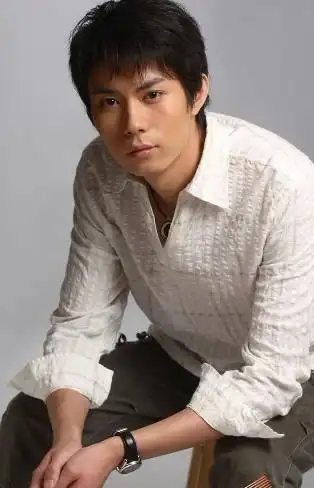 演员艾伦,大春的饰演者,你说帅不帅,在电影里根据剧情需要 要丑化