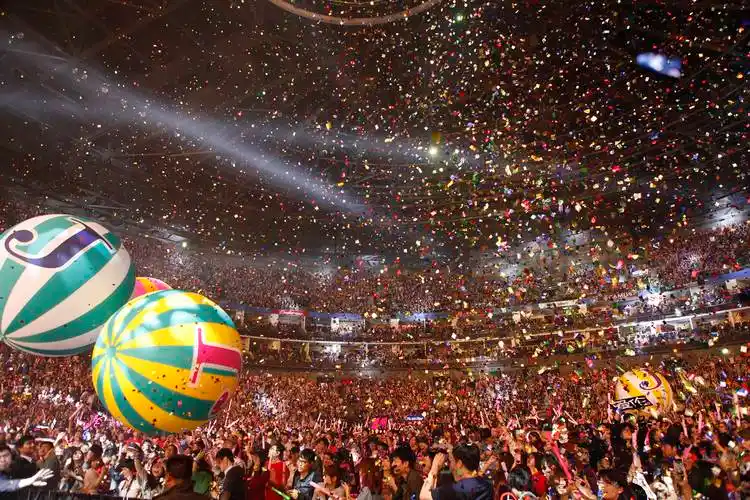 整场演唱会就在实境与预先拍摄的画面下,带给观众一段段奇幻之旅!