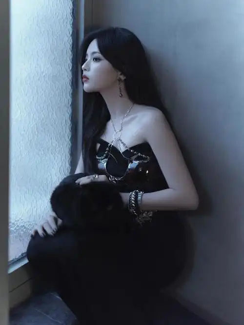 在最近的一组照片中,杨超越穿上了一件黑色抹胸裙装,展现出妩媚的一面