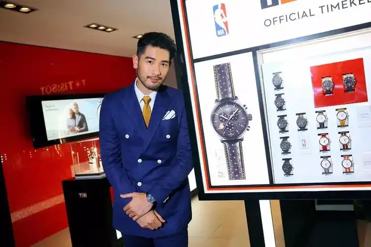 天梭速驰系列 nba 骑士队特别款腕表看了好久,所以在展会上,高以翔是