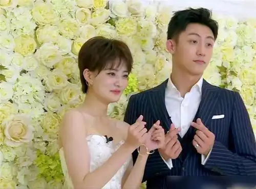 黄景瑜跟徐璐撒娇:为啥不抱我!徐璐的反应,关系好坏一目了然