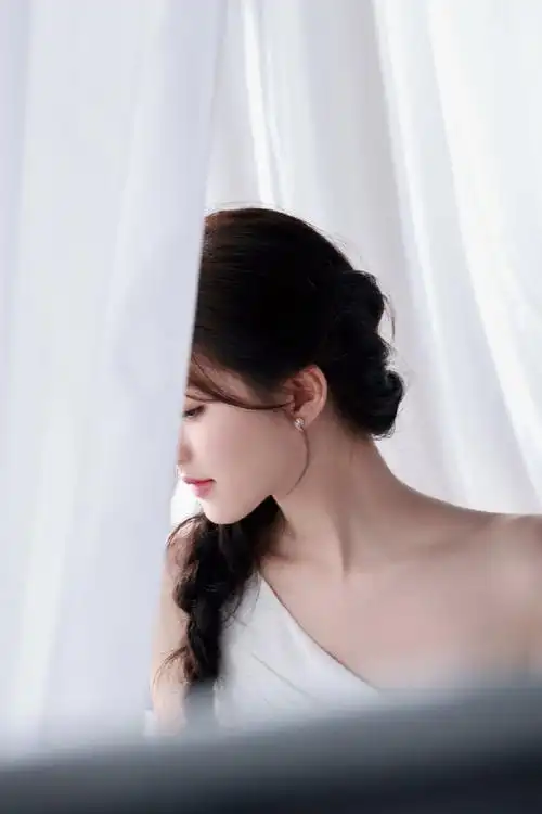 赵露思真的很爱紫色呀,身穿白色露肩裙仙气十足,在薰衣草氛围感下尽显