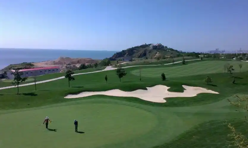 p>青岛国际高尔夫球场于1991年经国家批准建设,位于石老人国家旅游