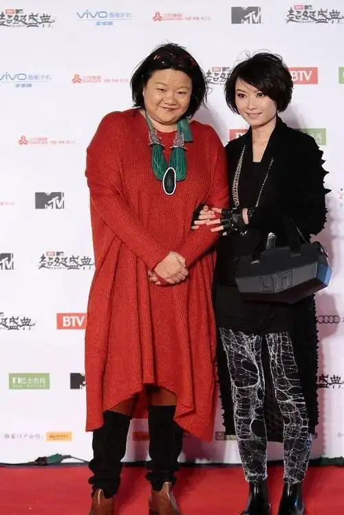 陈凯歌第一任妻子虽然胖乎乎但不油腻穿这么艳的裙子也不在乎