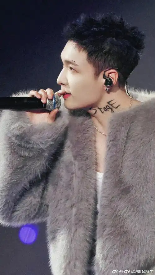 我一直说唯爱寸头,寸头帅果然是真帅,张艺兴巡演舞台这个寸头发型竟然