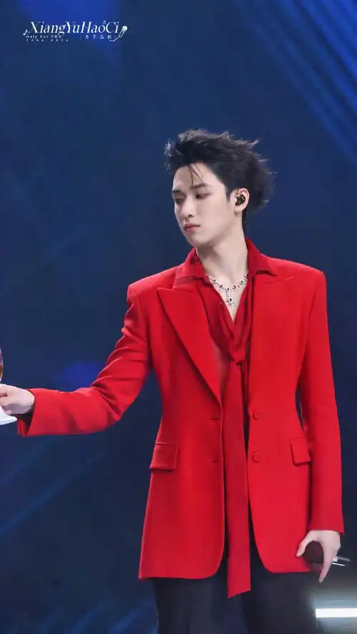 严浩翔超话    红色是戏帝的统治区  @时代少年团-严浩翔    2023.11.