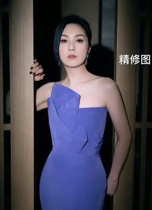 打光堪比修图,杨千嬅在红毯现场的状态跟真实状态比,差距有点大_皮肤