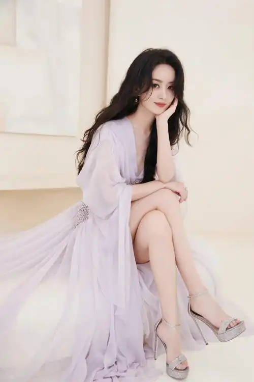 赵丽颖卷发纱裙造型