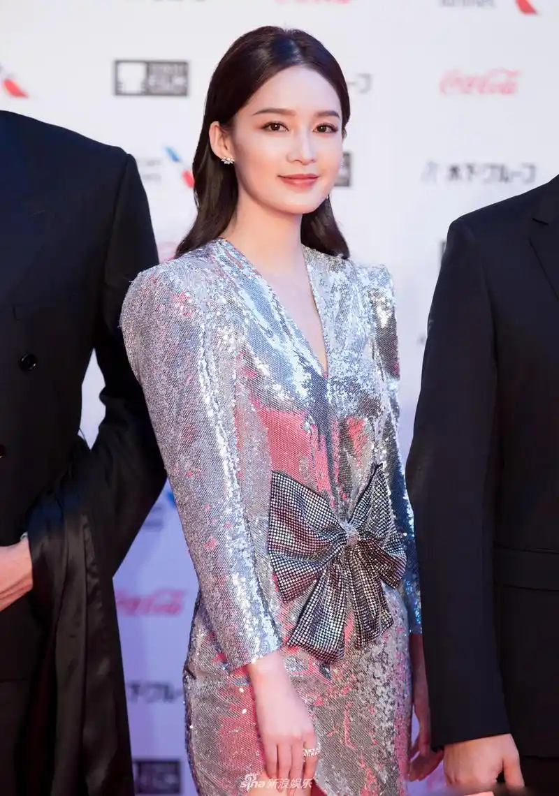 照片中,李沁穿高开叉礼服裙仙气十足,一双筷子腿很吸睛