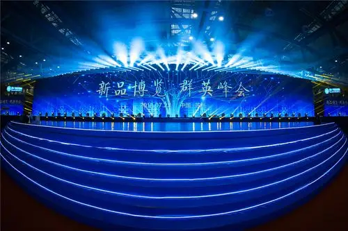巨型舞台 超宽荧屏 璀璨灯光 震撼人心舞台很大!