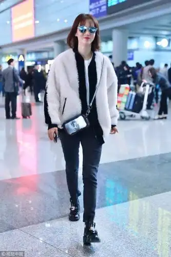只穿黑白配就能时髦起飞这次明星机场街拍终于谁都可以学