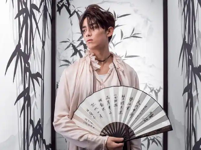 吴磊惊蛰古风大片曝光 水墨画风映衬翩翩少年郎