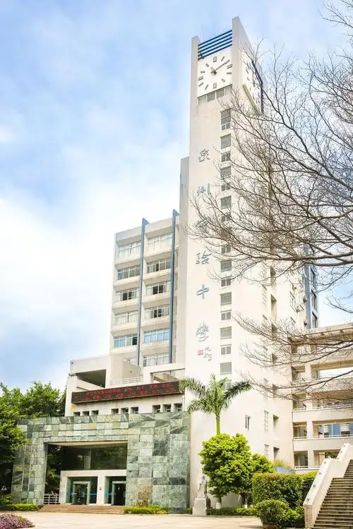 神秘而闻名,   它是——泉州实验中学.