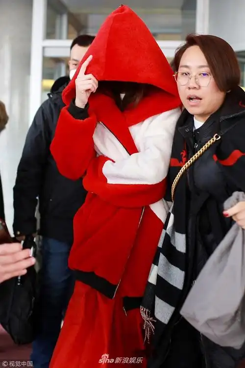 组图:央视春晚备播录制 迪丽热巴穿红色卫衣扣帽子遮挡严实