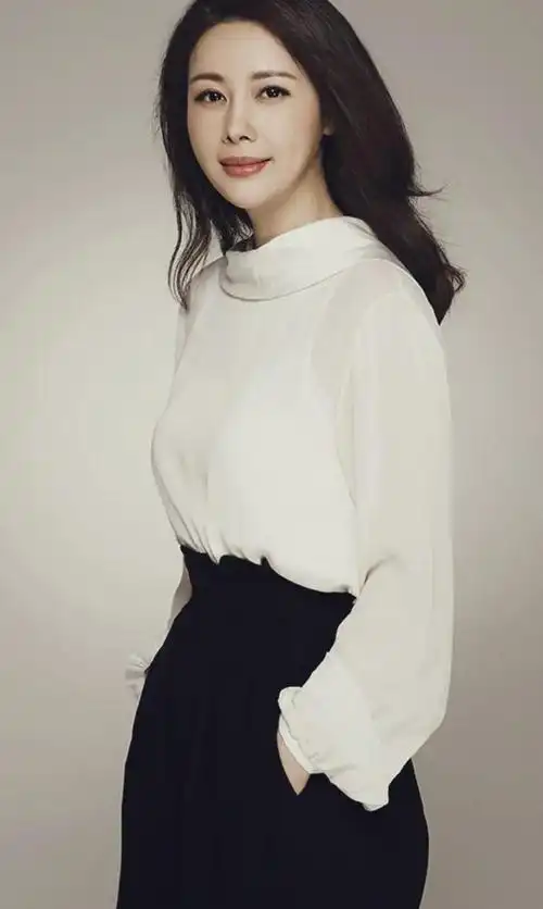 承欢记邓英年轻时因美貌出圈46岁婚姻无着落却越发优雅了