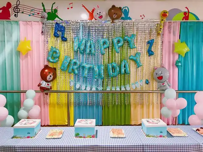 老师们精心布置宝贝们的生日场地!