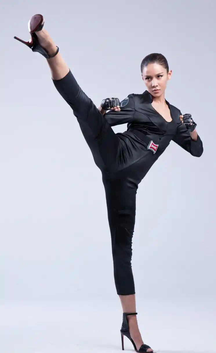 张蓝心 穿高跟玩功夫 安全感爆棚[鲜花]