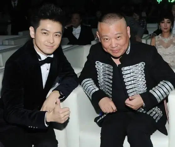 不老男神林志颖机场惊险"满头白发",网友:这是经历了什么?