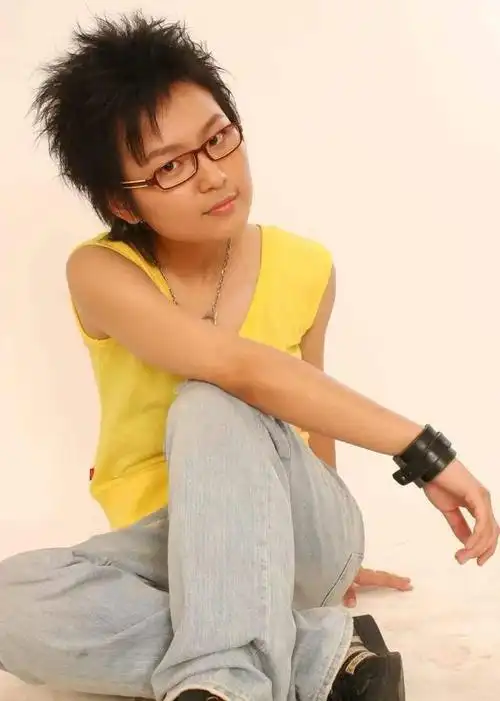 在那一年的下半年,凭借《超级女声》飞速走红的周笔畅,成为了校园里的