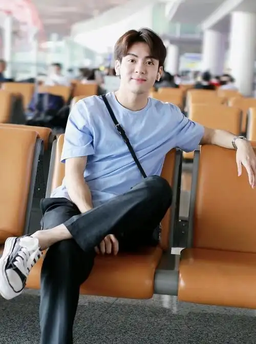 男神美照,图一曾舜晞现身机场,阳光帅气风度翩翩!_高清图集_新浪网
