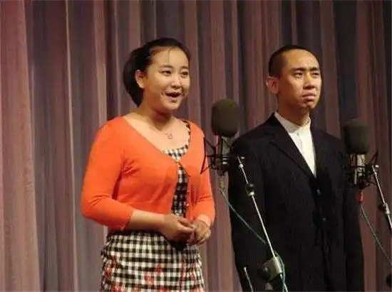 2010年,正在春晚彩排节目的贾玲,接到师傅冯巩的电话后嚎啕大哭