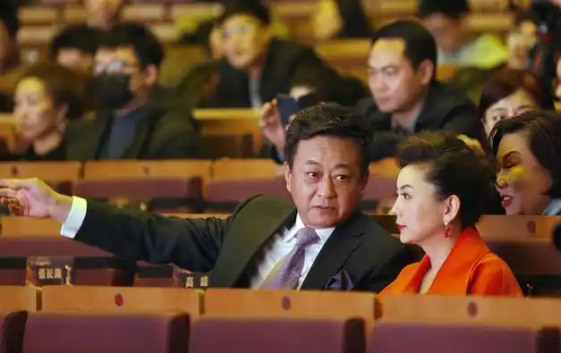 2015年的春晚舞台上,刘德华献唱《回家的路》.