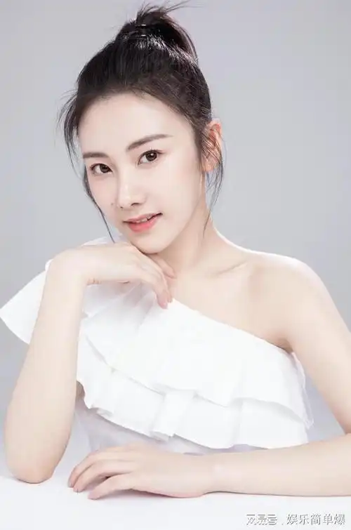 95后美女演员孙若淇最新写真皮肤白皙天使面容苗条身材