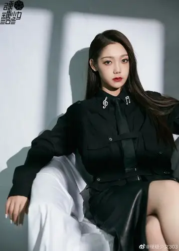 硬糖少女303超话96不规则黑皮裙散发百变魅力,可爱音符胸针尽显俏皮