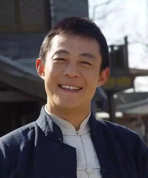 还很年轻的侯勇郭东临在里面饰演一个说书人第一集开始后就停不下来了