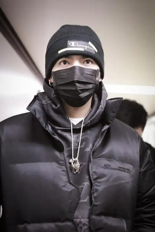 组图:吴亦凡黑色look潮酷满分 口罩难遮帅颜大长腿霸屏太优越