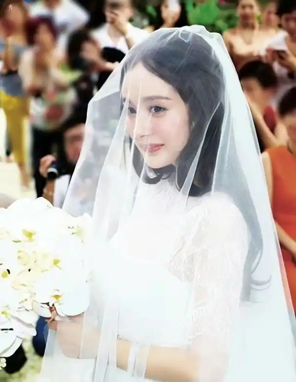 杨幂当年的婚纱照有多美,一袭白纱宛若仙女,对爱情充满了向往!