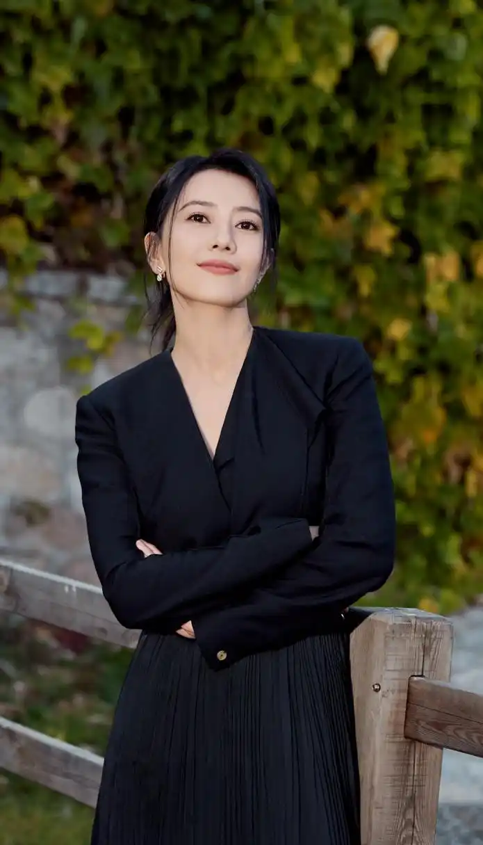 高圆圆活动壁纸精选:黑白格调,优雅明艳